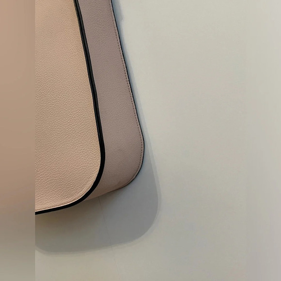 Neiman Marcus leather pale pink crossover bag with gold hardware, magnetic snap - Picture 6 of 11